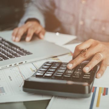 Comment devenir un consultant financier : du savoir à l&rsquo;indépendance